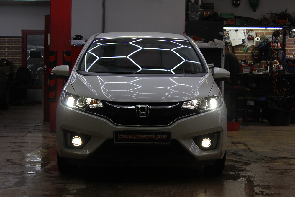 Honda FIT - Замена штатных диодных линз для левостороннего движения на более яркие диодные модули с правильным распределением света