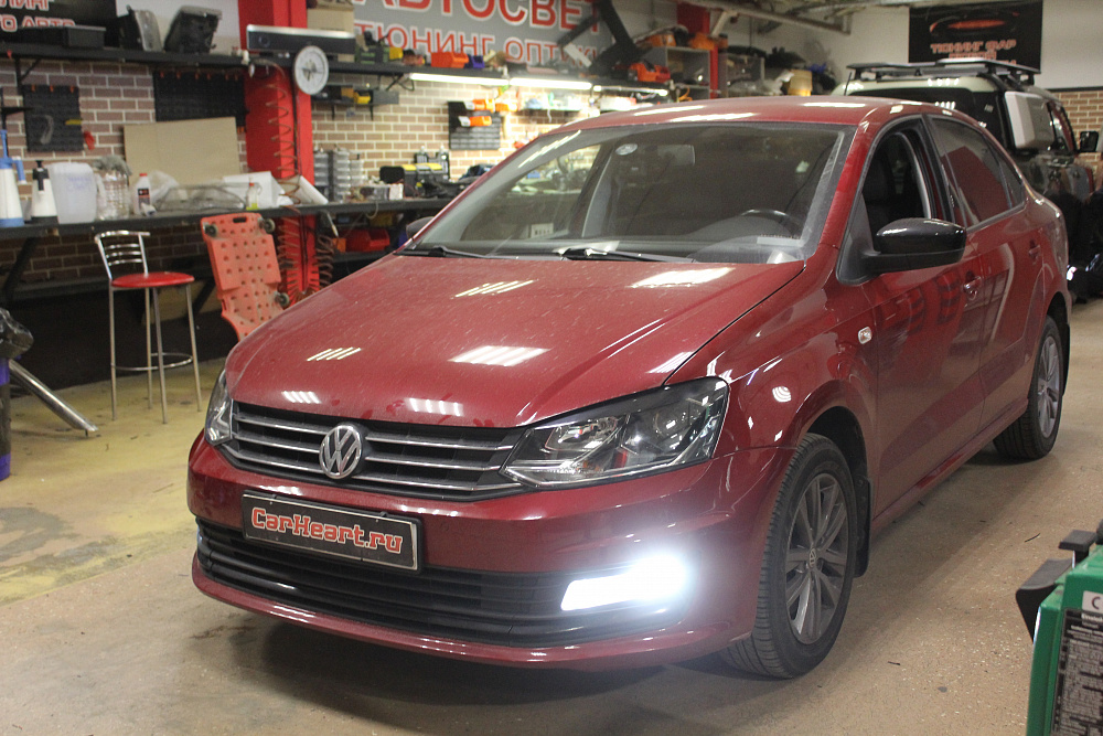 Volkswagen Polo -  Установка диодных линз в штатный отражатель, восстановление прозрачности стекол, замена ламп противотуманных фар на диодные