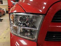 Dodge RAM установка бидиодных модулей в штатные отражатели, восстановление стекол фар