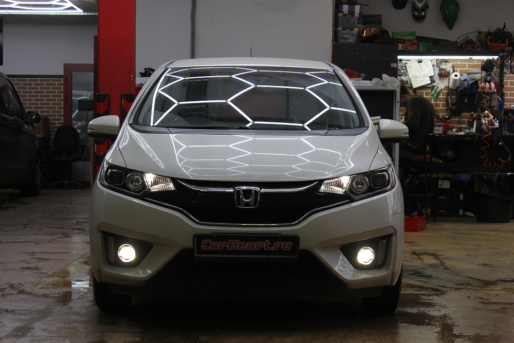 Honda FIT - Замена штатных диодных линз для левостороннего движения на более яркие диодные модули с правильным распределением света